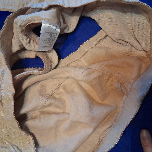 👙Comfortview Cream Floral Lace Bra - Picture 9 of 10